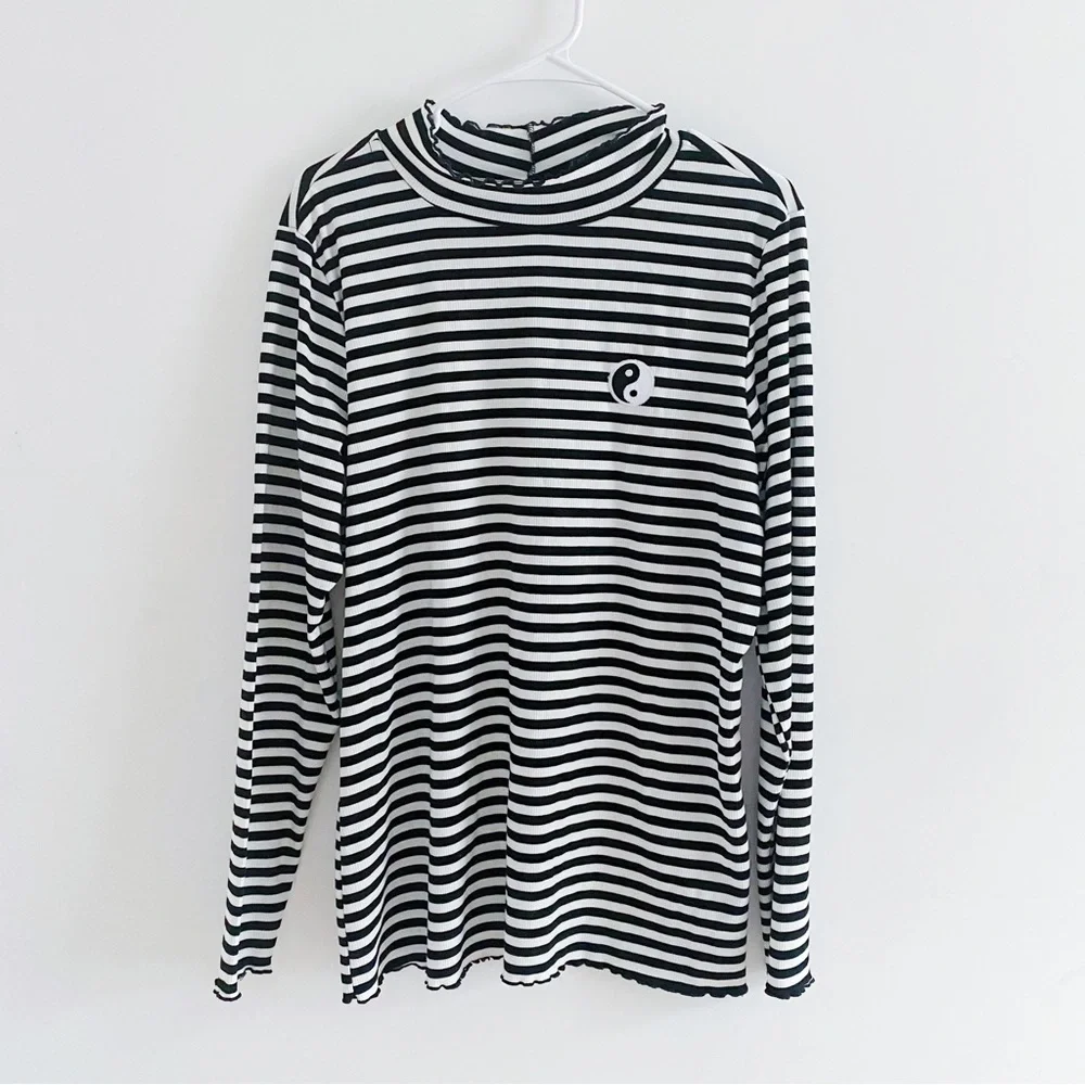 Hot Topic B+W Striped Yin Yang Top - Picture 1 of 6